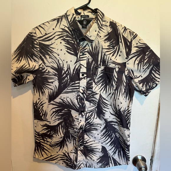 Men’s short sleeve button-down, Volcom shirt - Picture 1 of 4